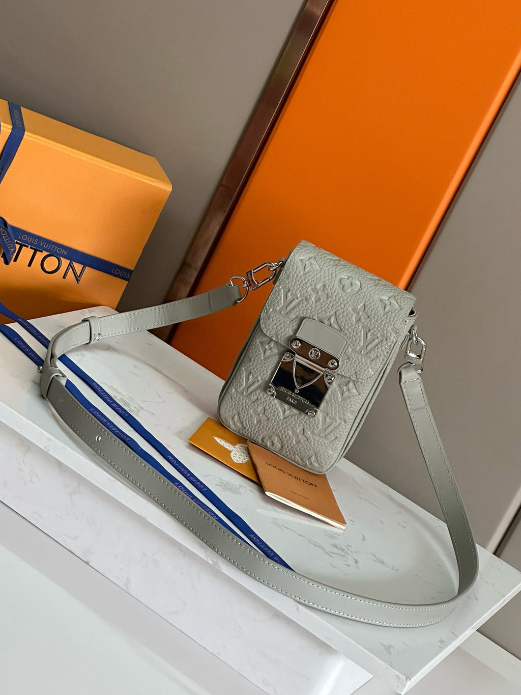 LV MESSENGER BAG