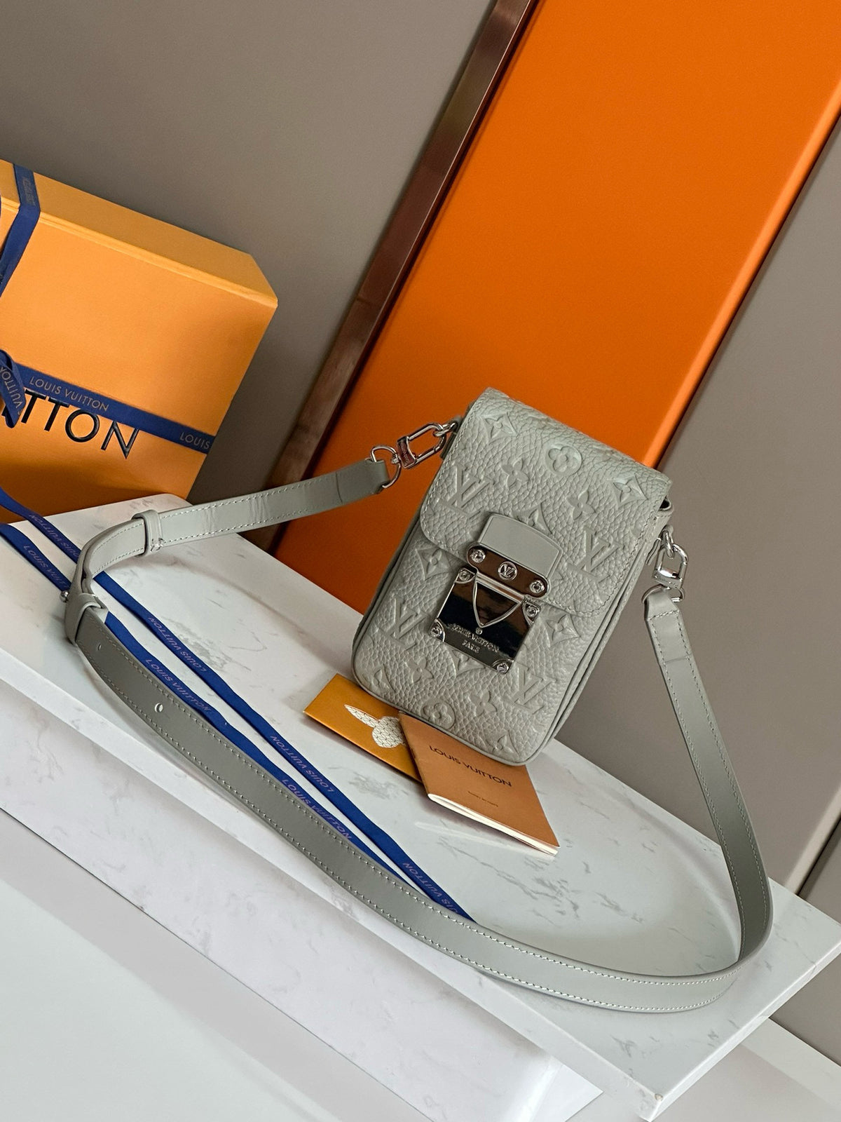 LV MESSENGER BAG