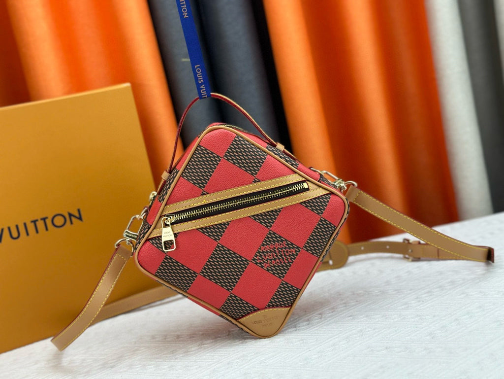 LV MESSENGER BAG