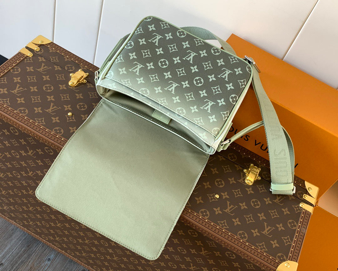 LV MESSENGER BAG