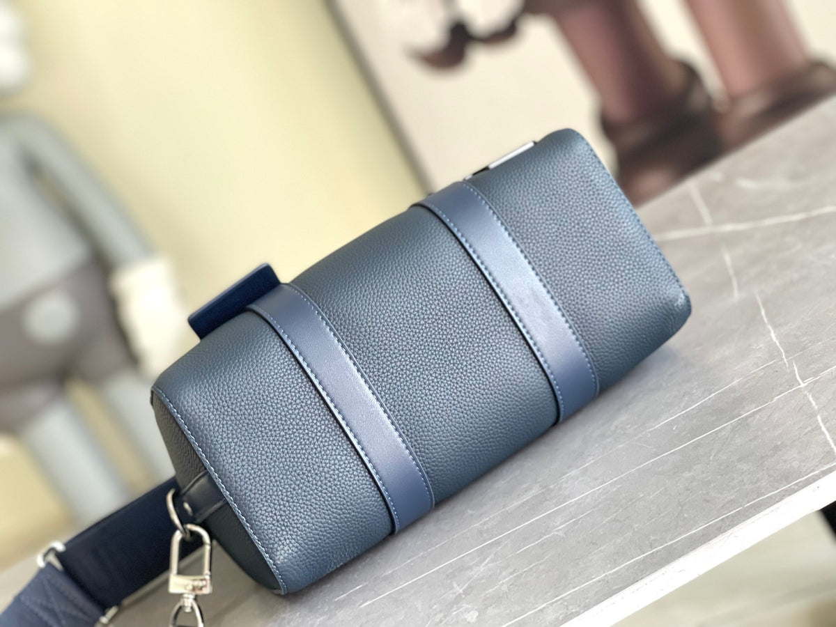 LV MESSENGER BAG