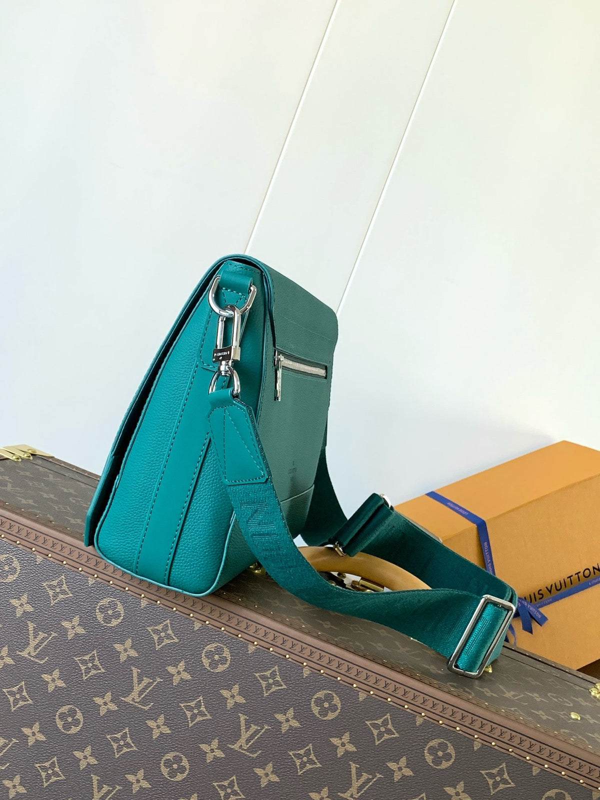 LV MESSENGER BAG
