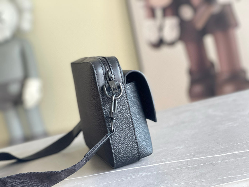 LV MESSENGER BAG
