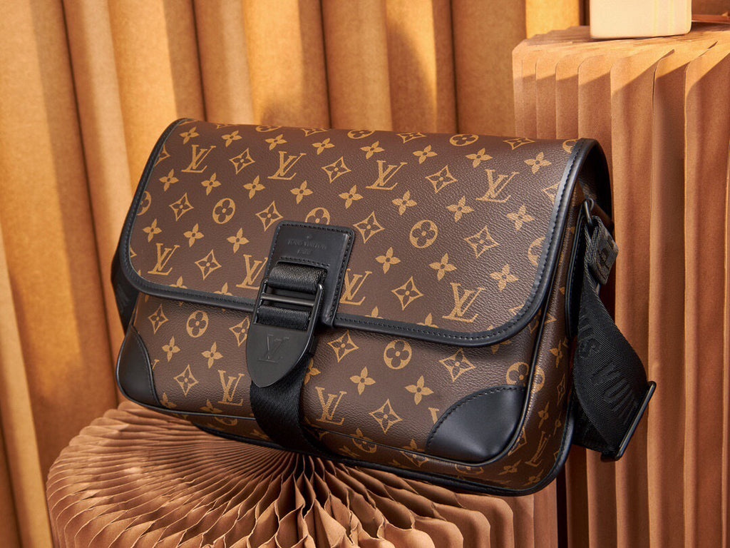 LV MESSENGER BAG
