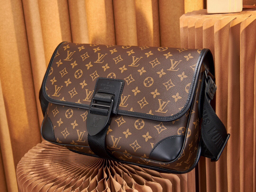 LV MESSENGER BAG