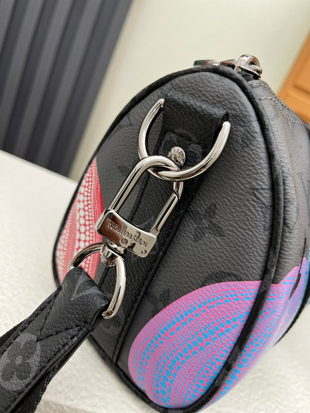 LV MESSENGER BAG
