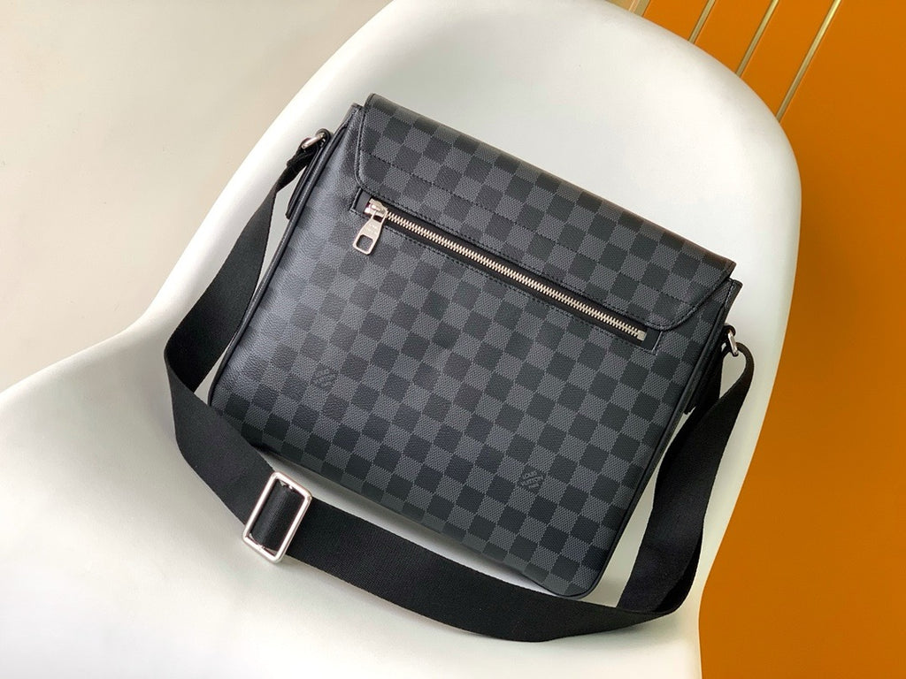 LV MESSENGER BAG