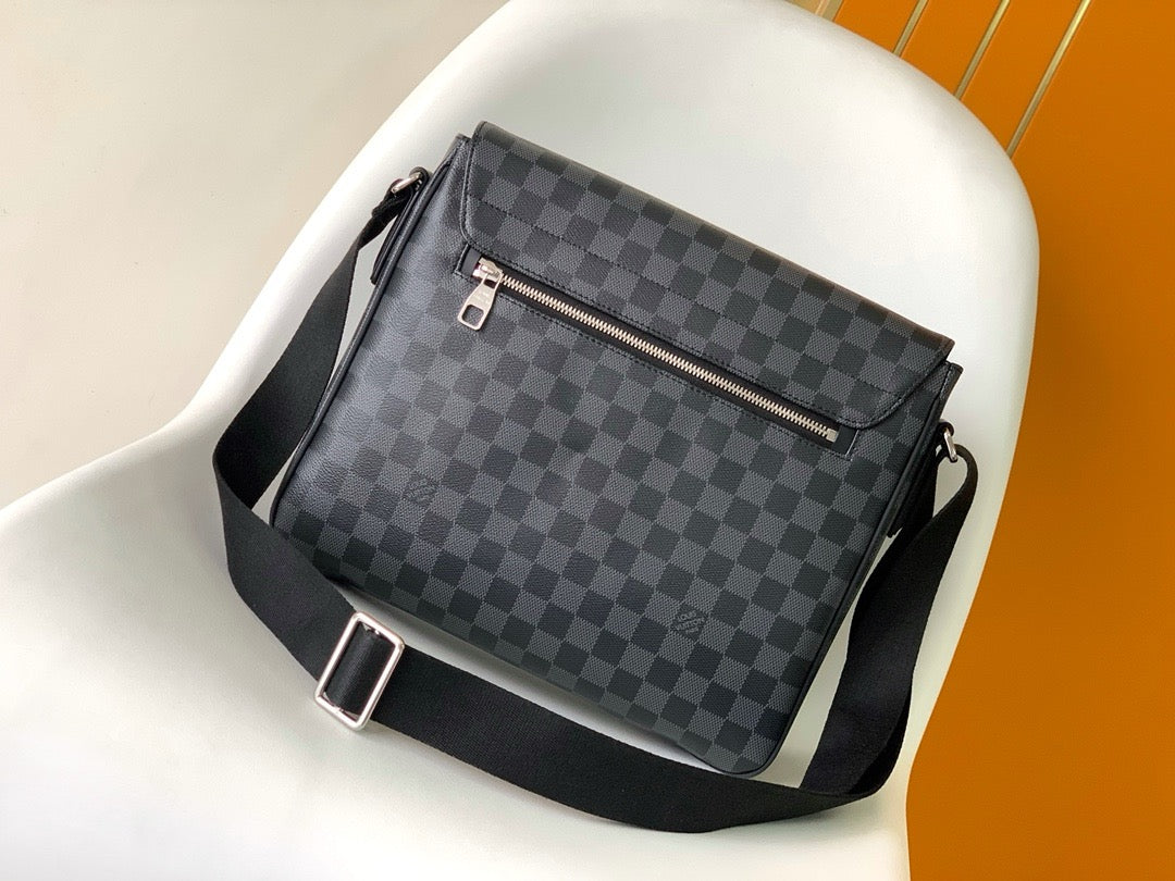 LV MESSENGER BAG
