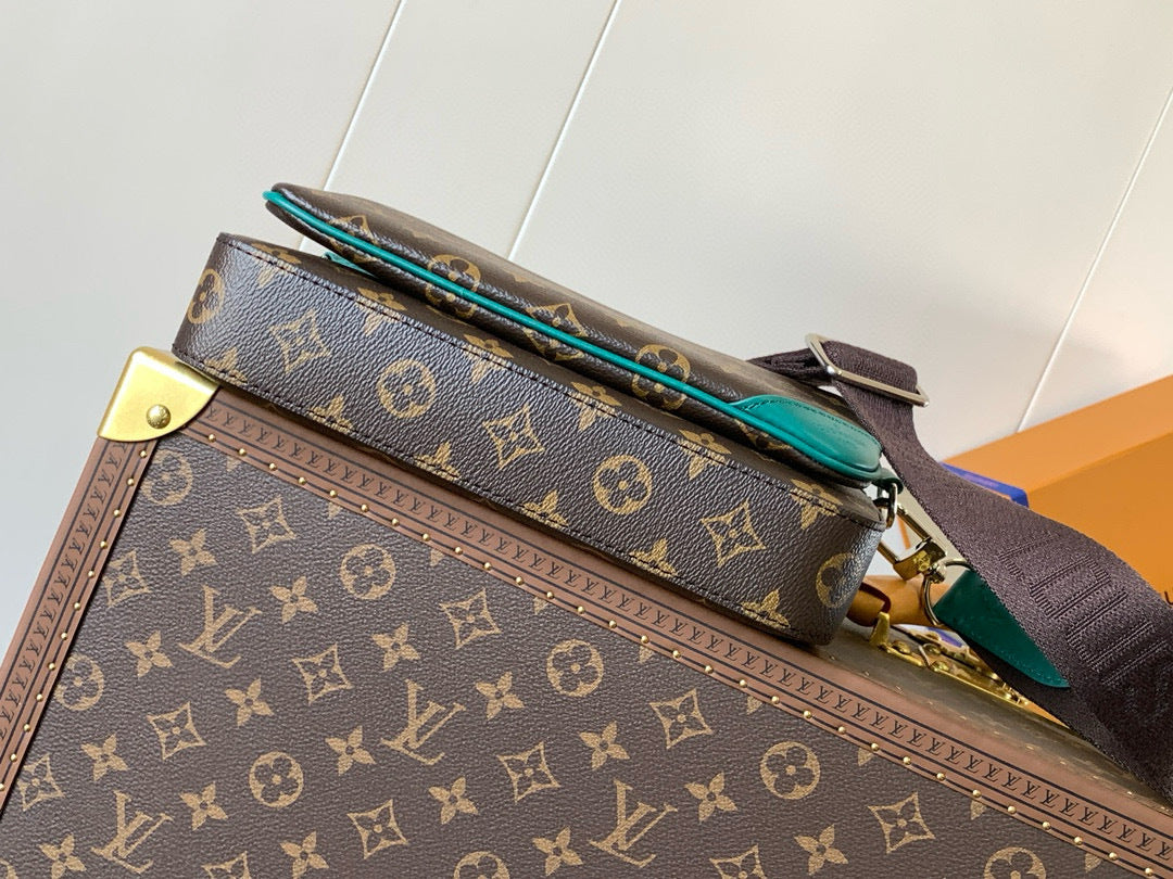 LV MESSENGER BAG