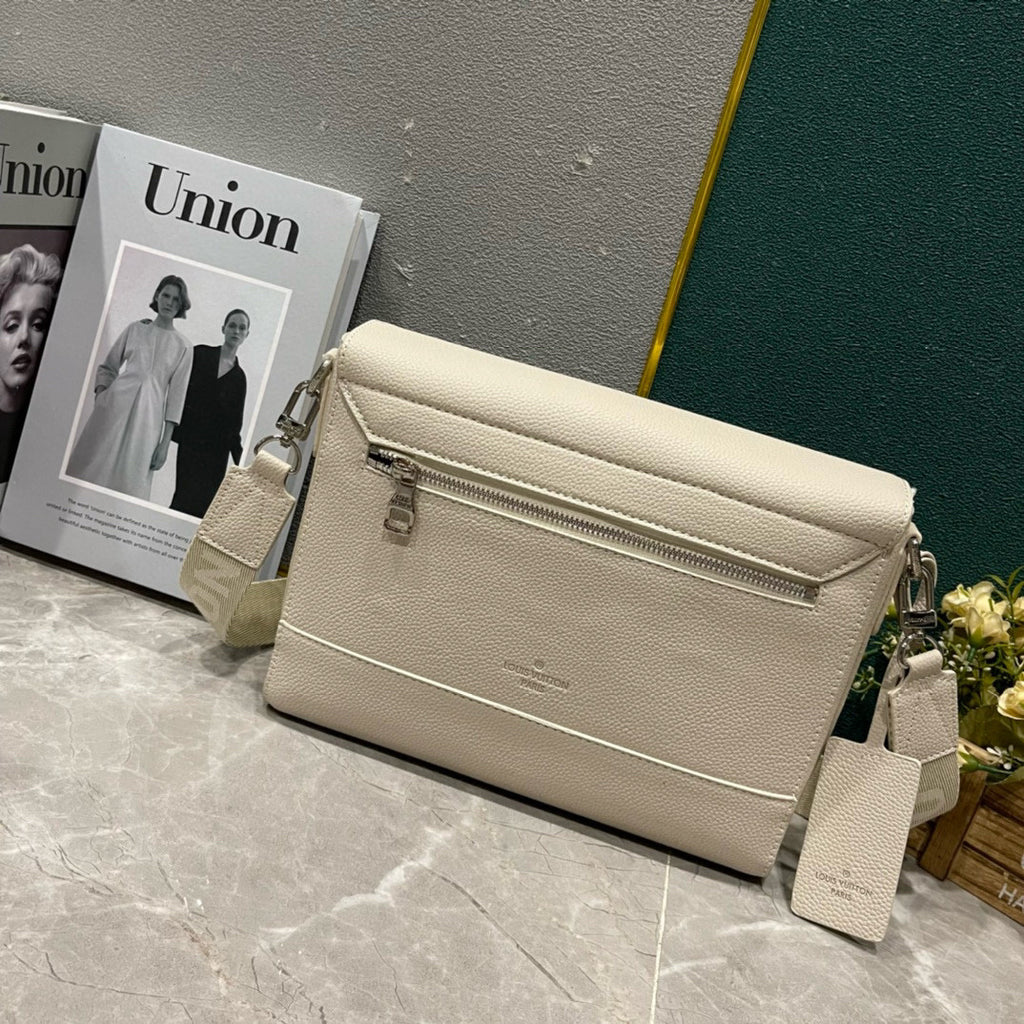 LV MESSENGER BAG