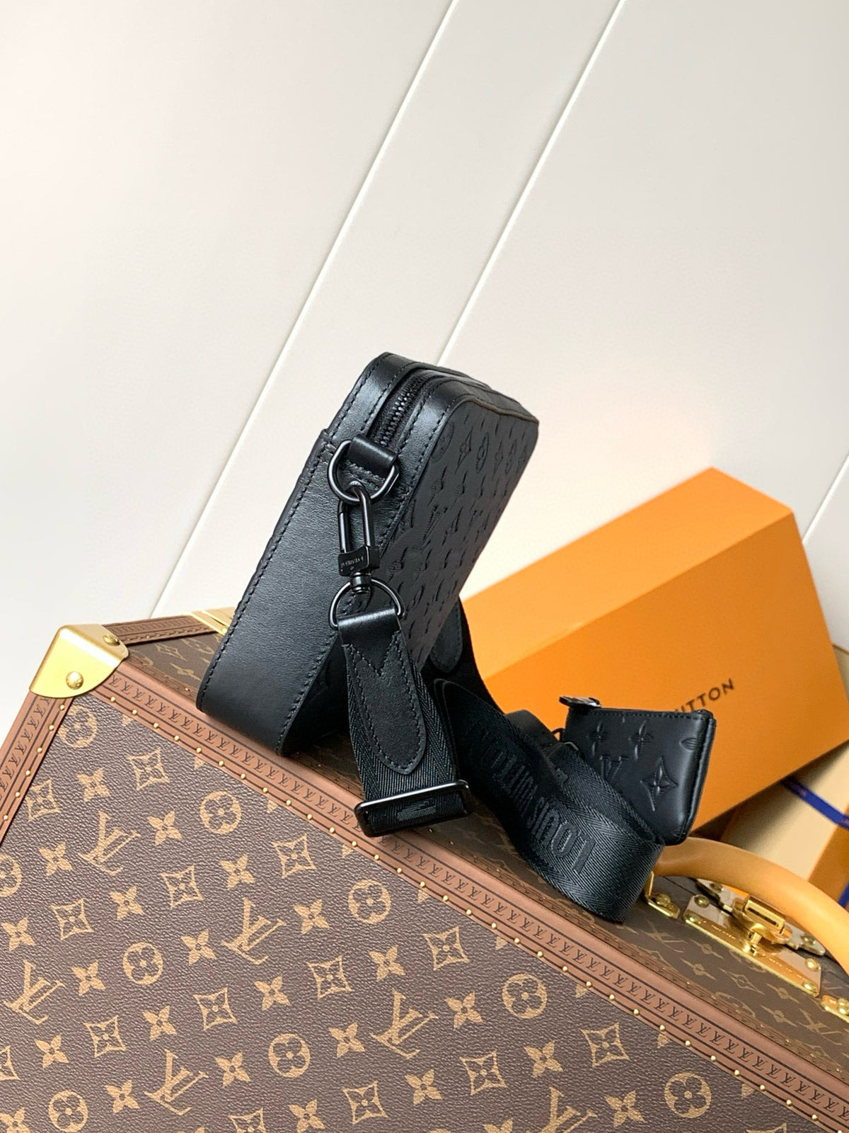 LV MESSENGER BAG