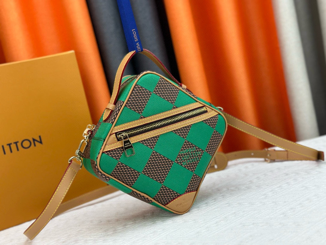 LV MESSENGER BAG