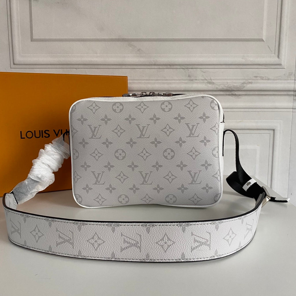 LV MESSENGER BAG