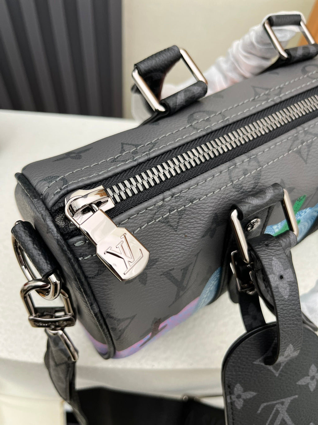 LV MESSENGER BAG