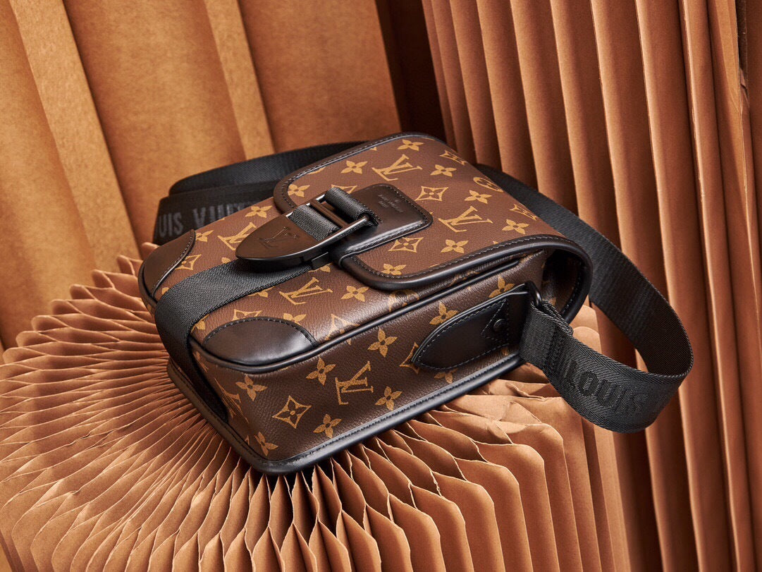 LV MESSENGER BAG