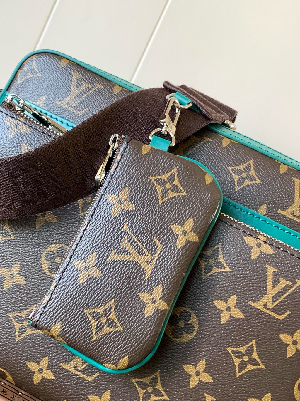 LV MESSENGER BAG