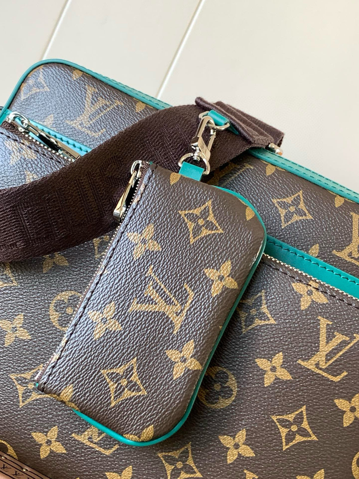 LV MESSENGER BAG