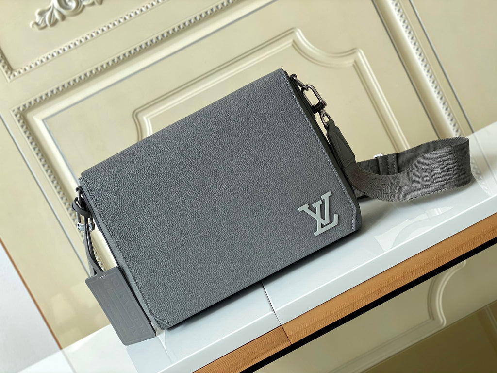 LV MESSENGER BAG