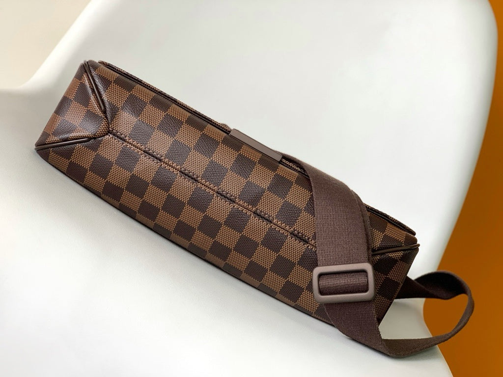 LV MESSENGER BAG