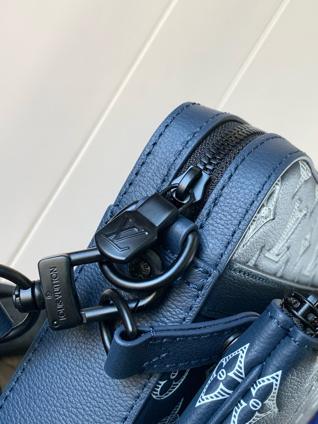 LV MESSENGER BAG