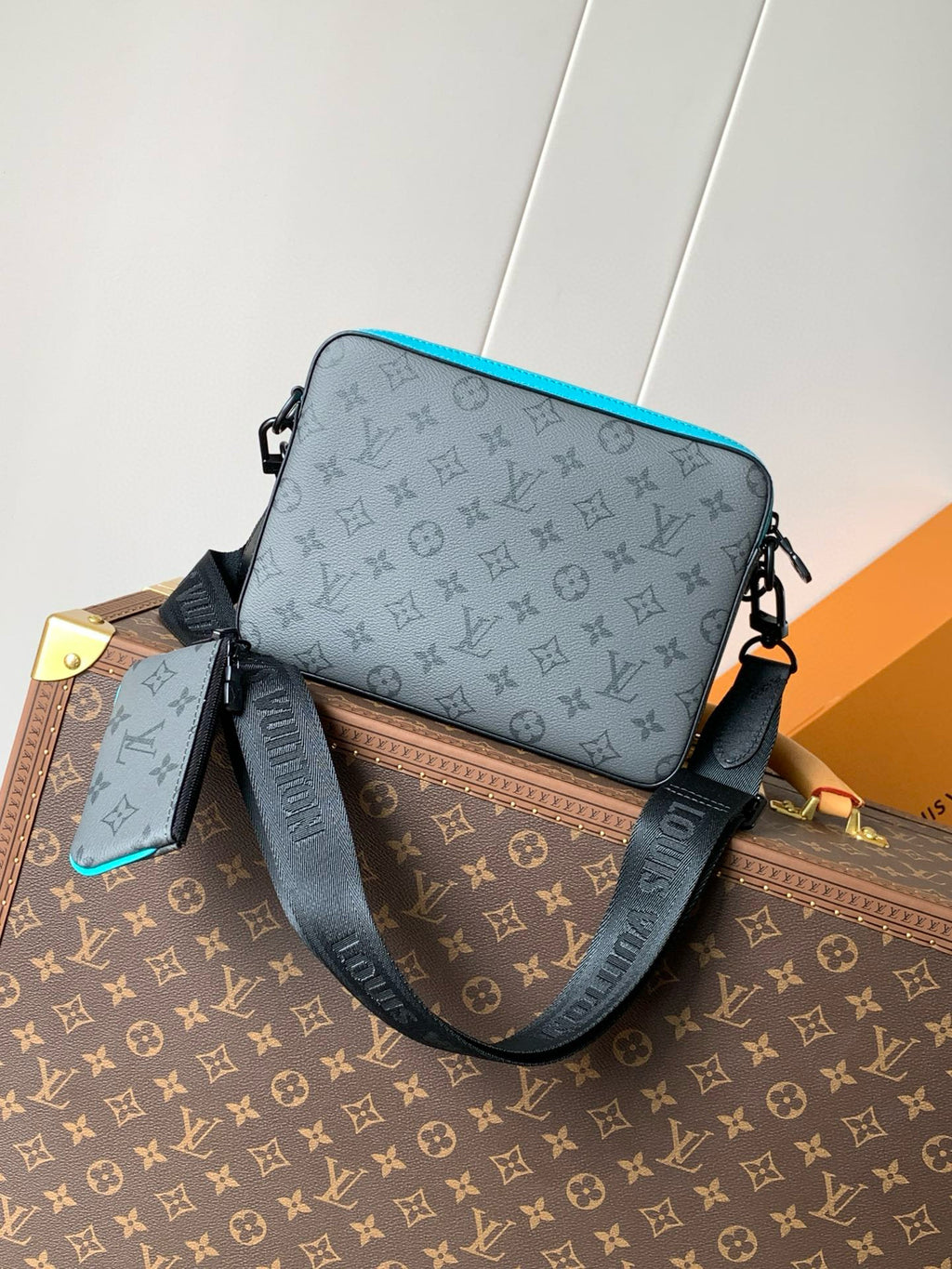 LV MESSENGER BAG