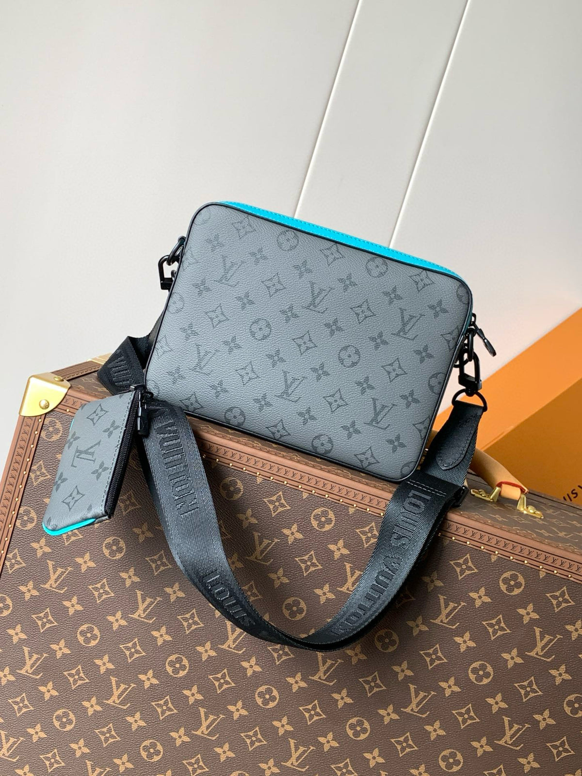 LV MESSENGER BAG