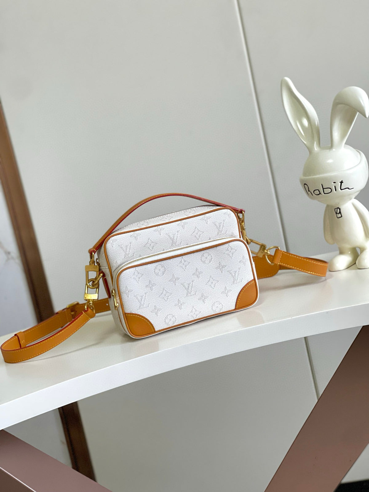 LV MESSENGER BAG