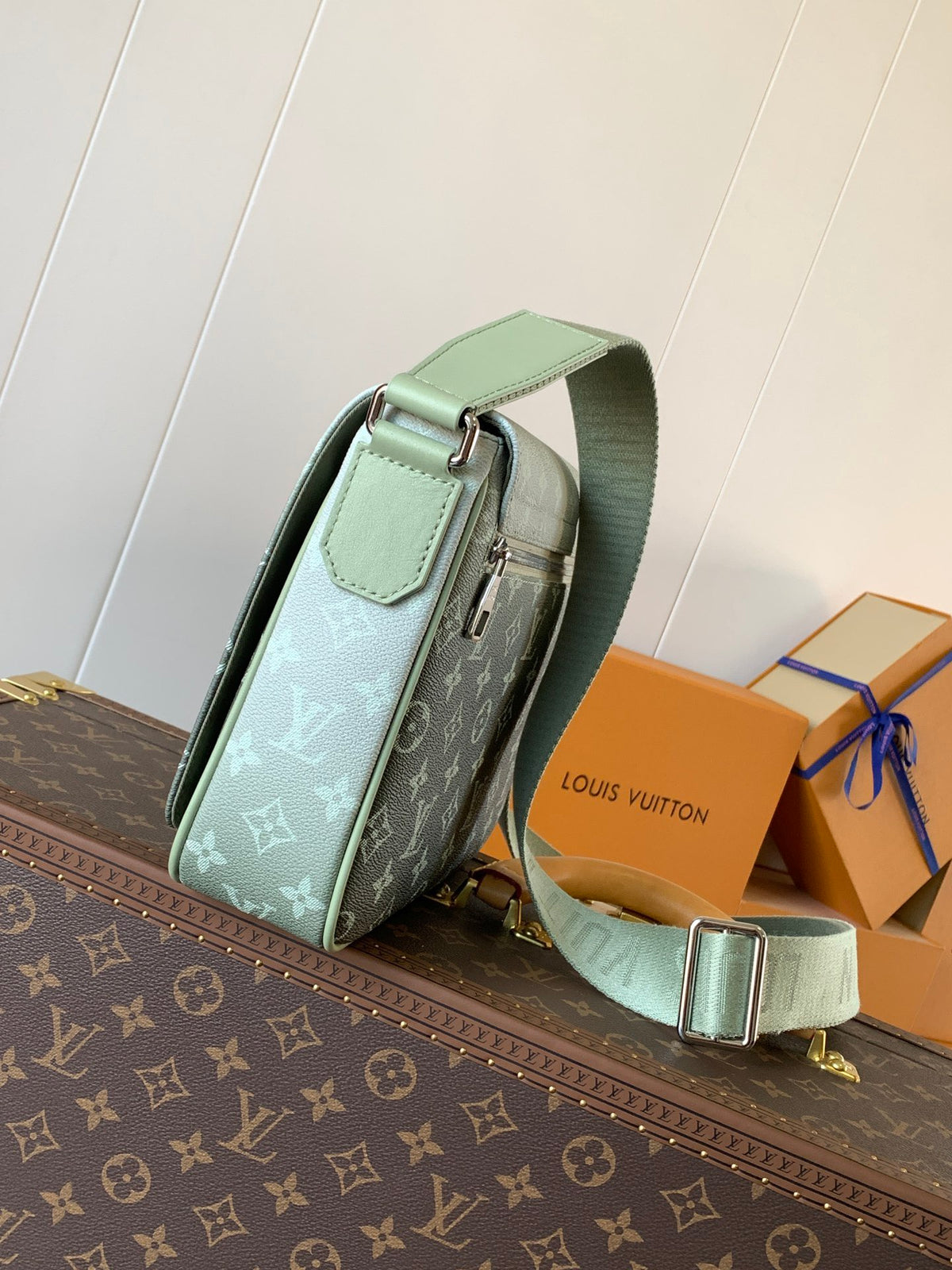 LV MESSENGER BAG