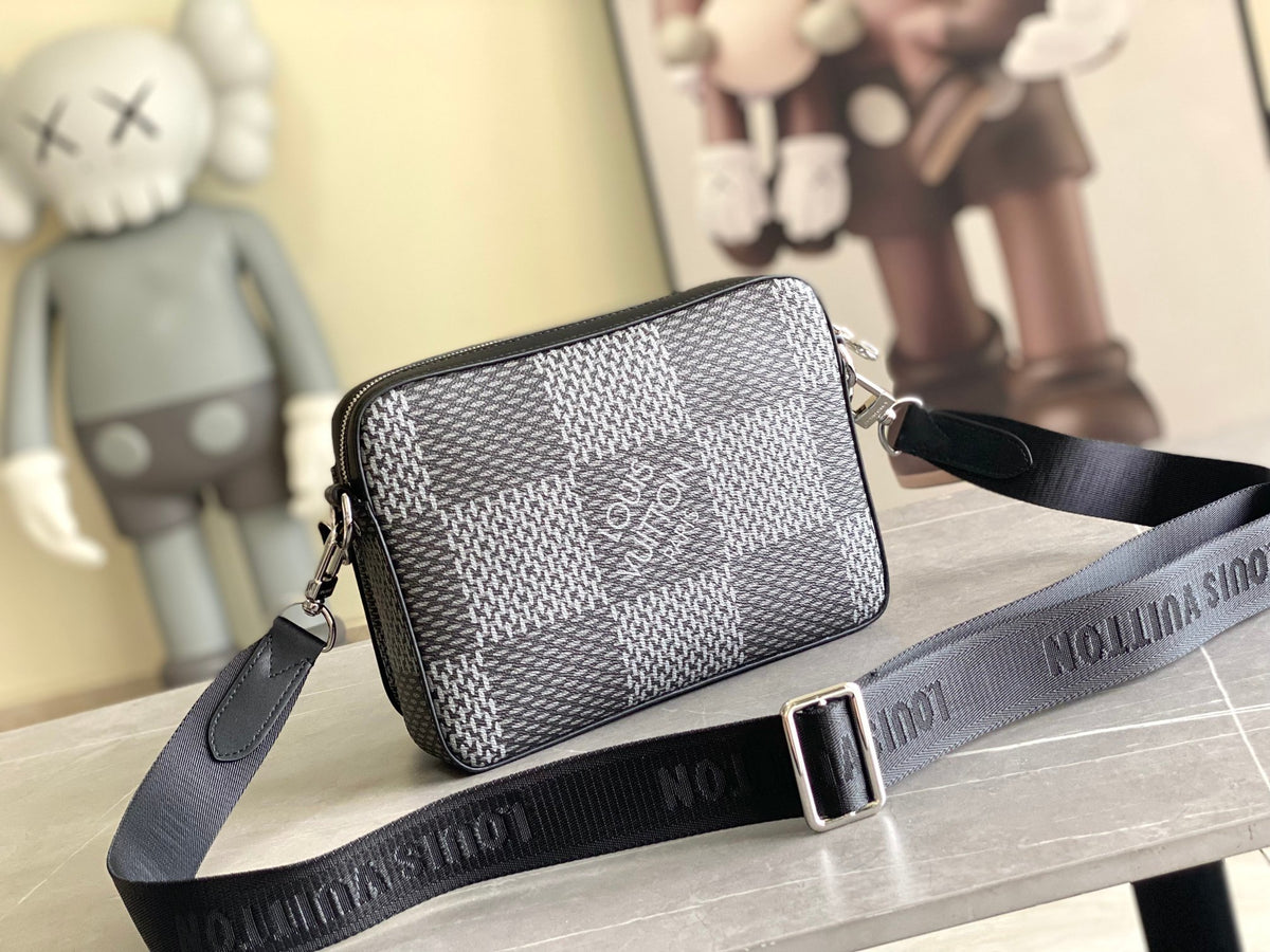 LV MESSENGER BAG