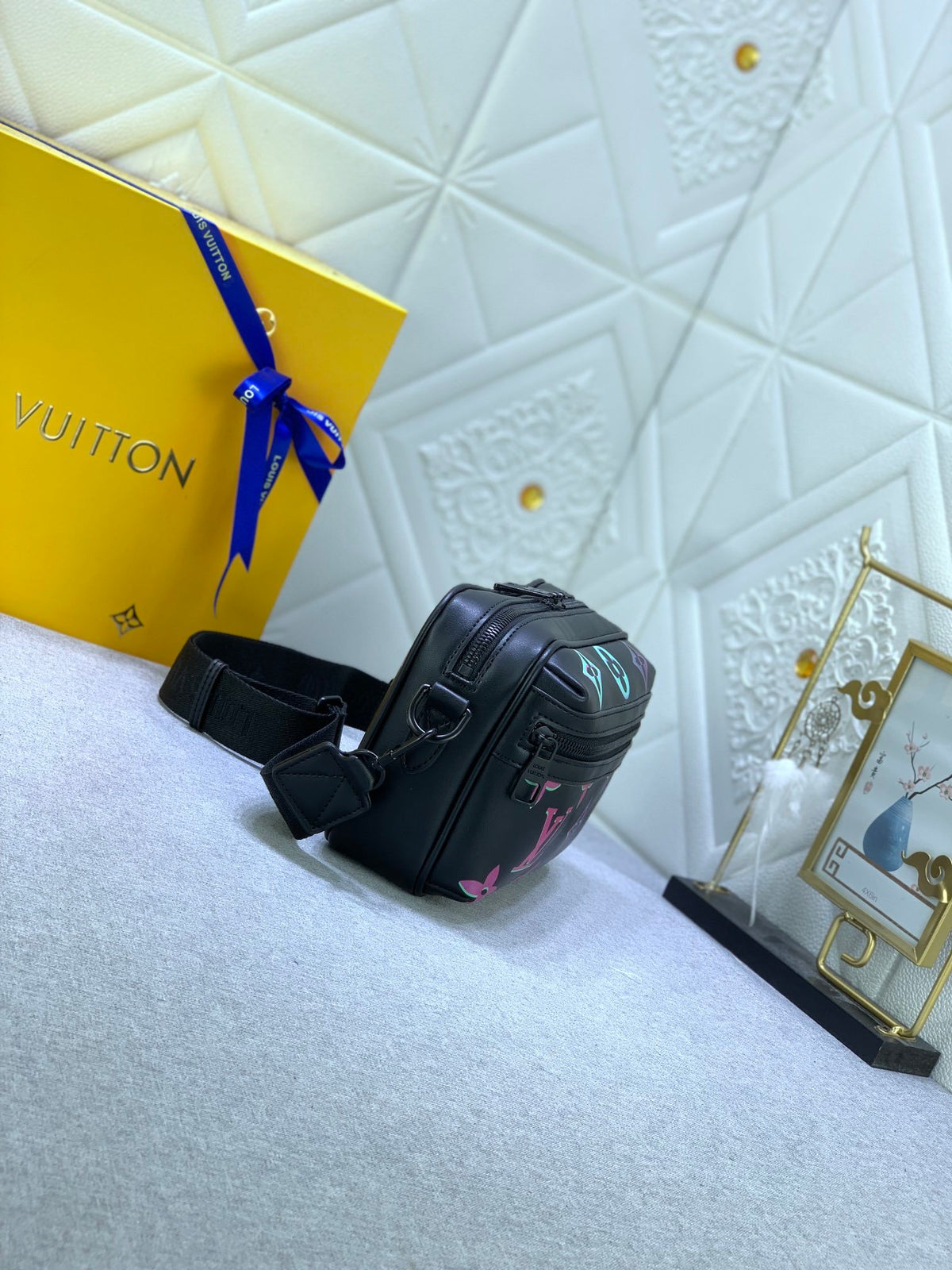 LV MESSENGER BAG
