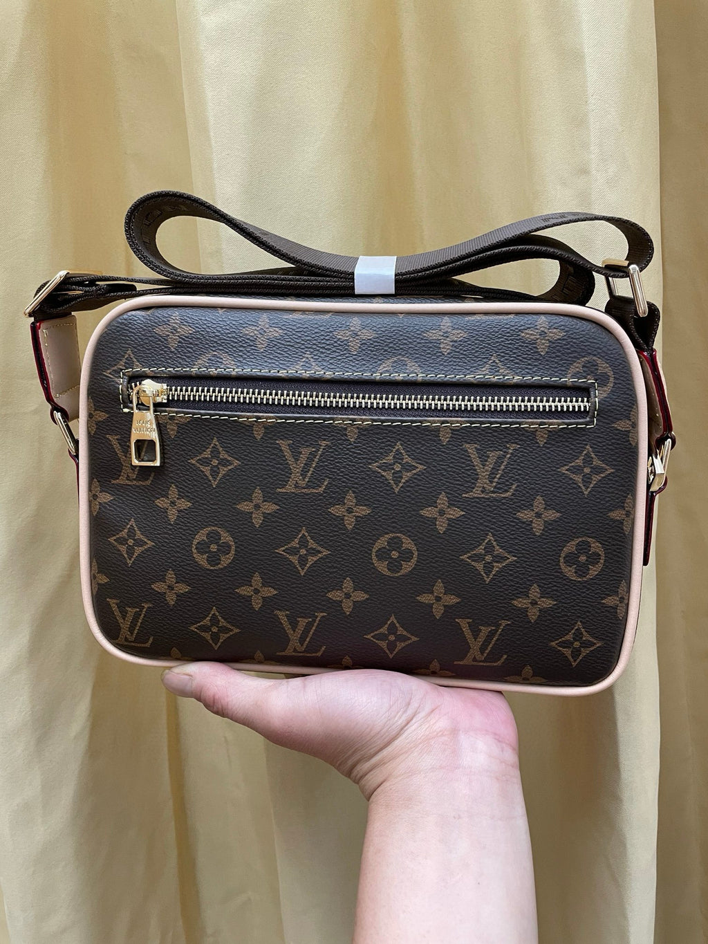 LV MESSENGER BAG