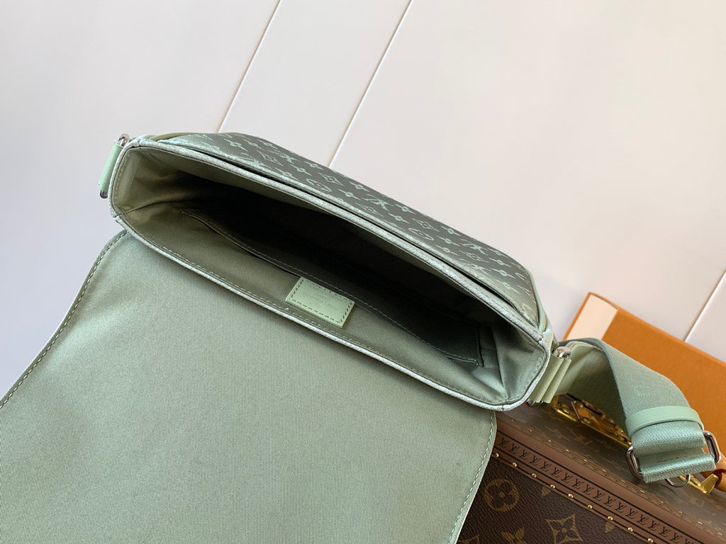 LV MESSENGER BAG