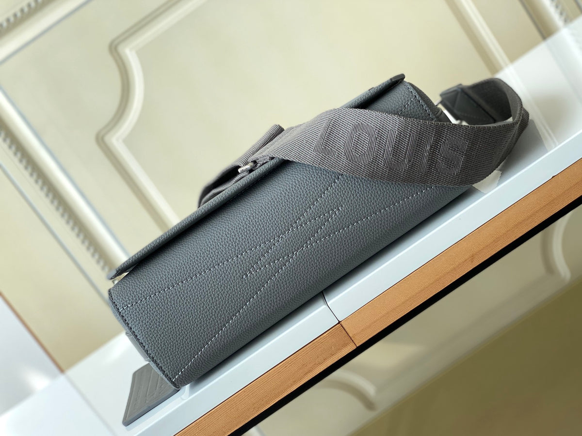 LV MESSENGER BAG