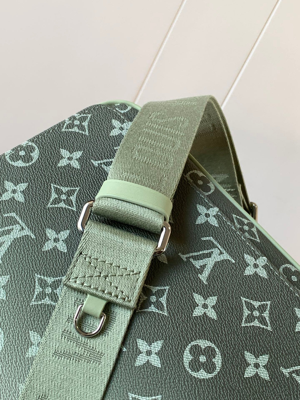 LV MESSENGER BAG