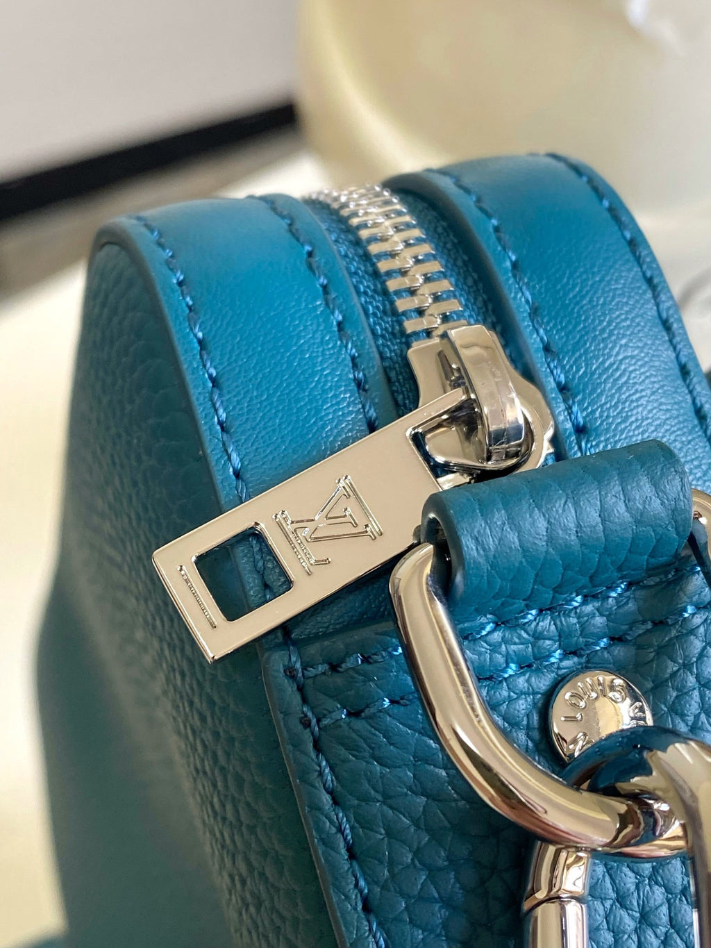 LV MESSENGER BAG