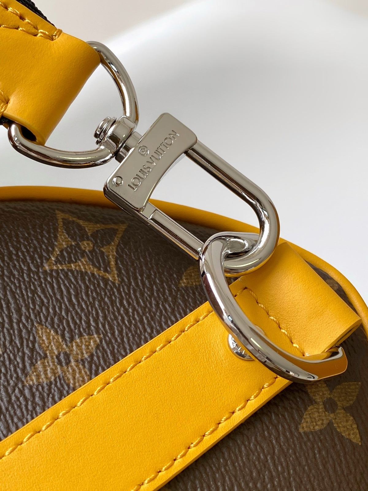 LV MESSENGER BAG