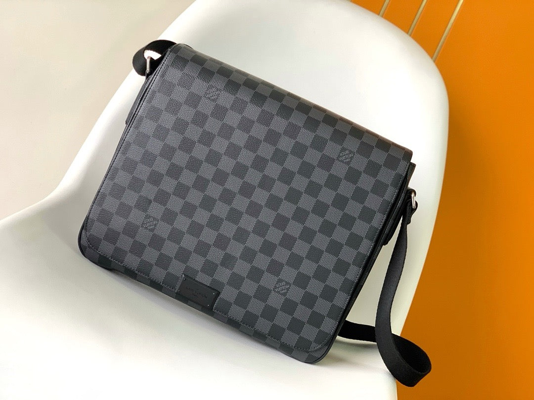 LV MESSENGER BAG