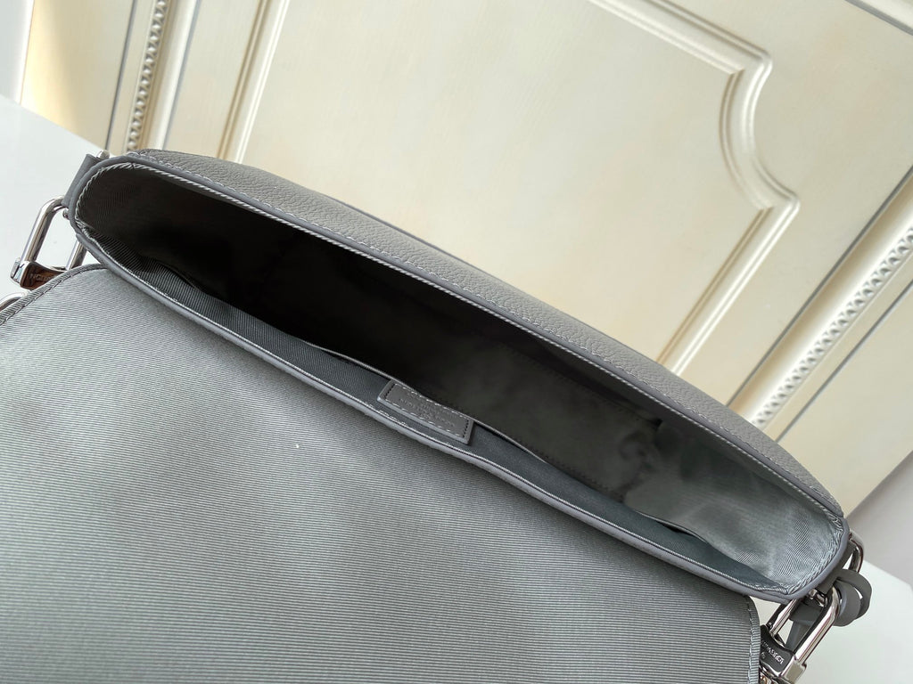 LV MESSENGER BAG