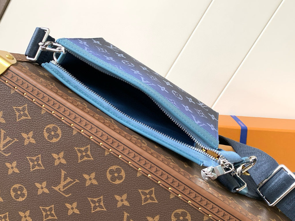 LV MESSENGER BAG