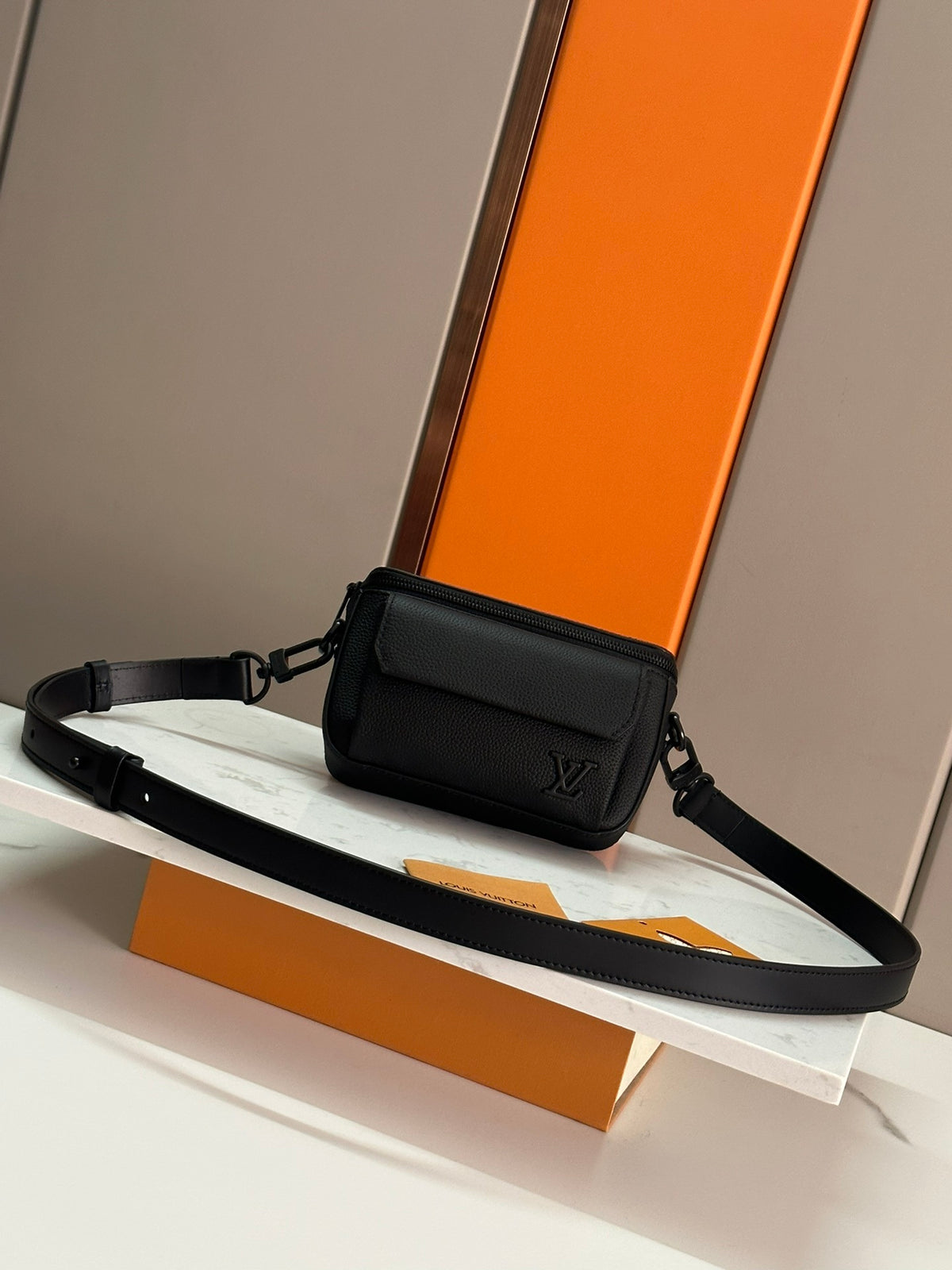 LV MESSENGER BAG