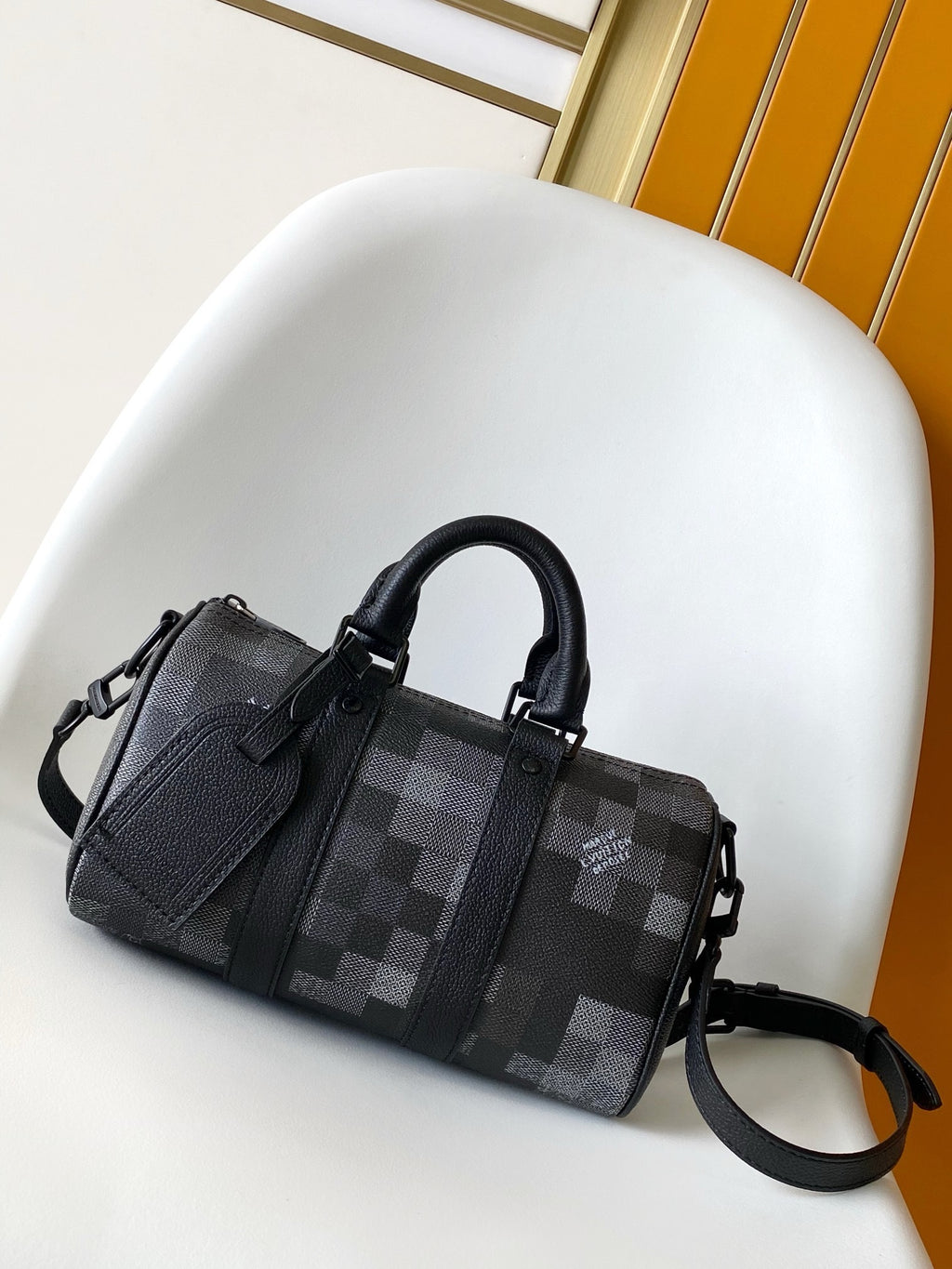 LV MESSENGER BAG
