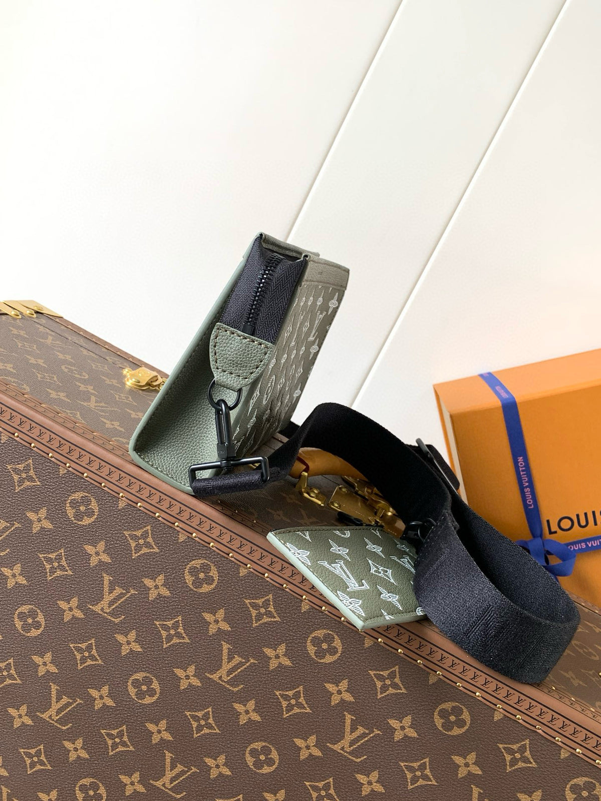 LV MESSENGER BAG