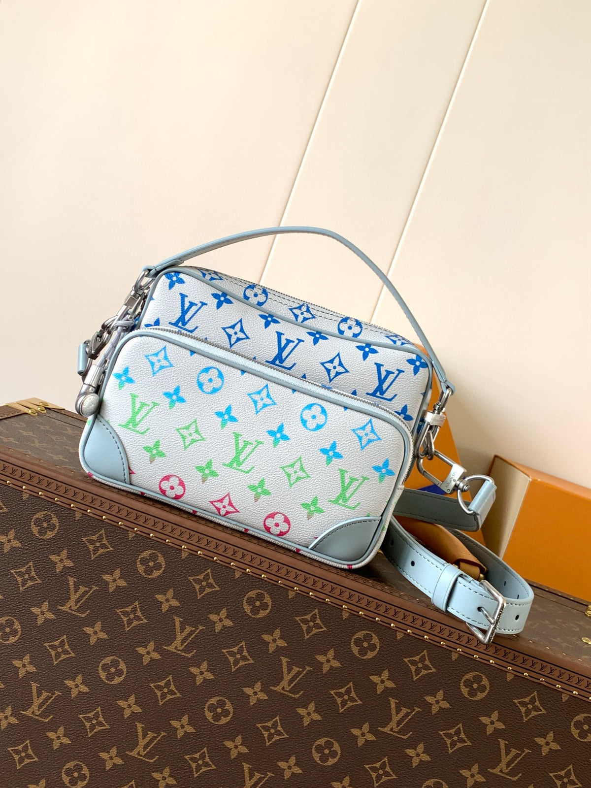 LV MESSENGER BAG
