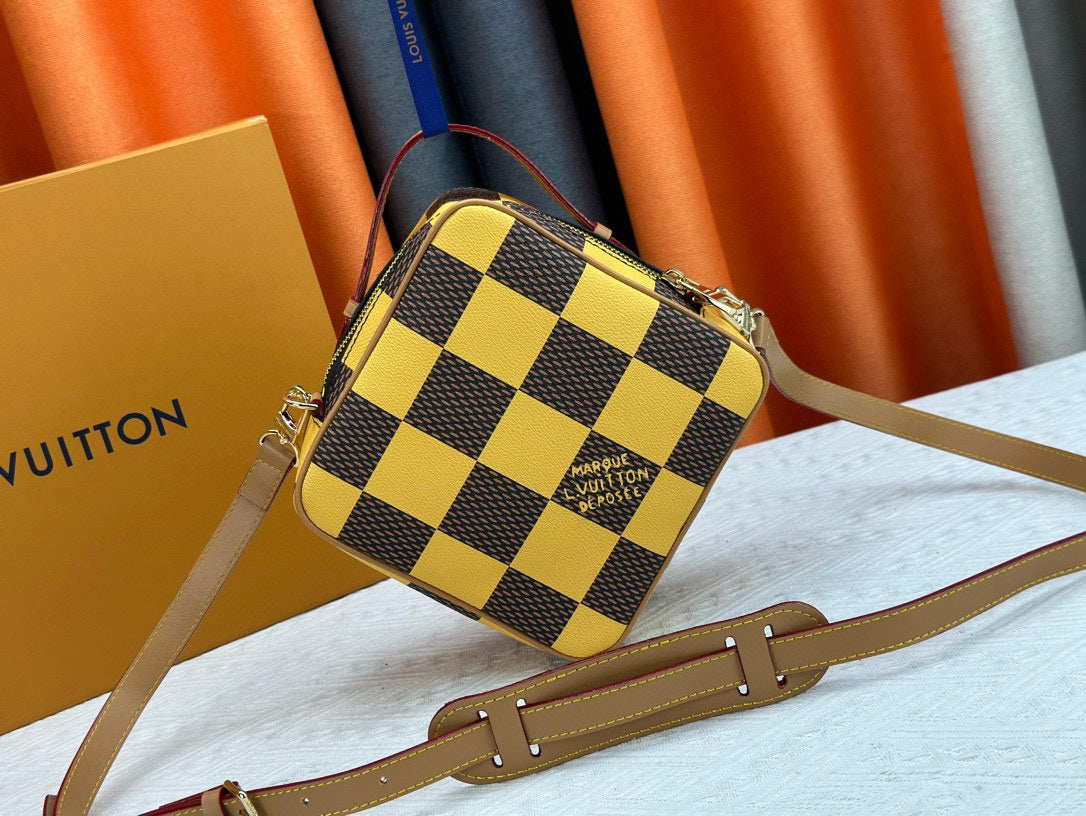 LV MESSENGER BAG