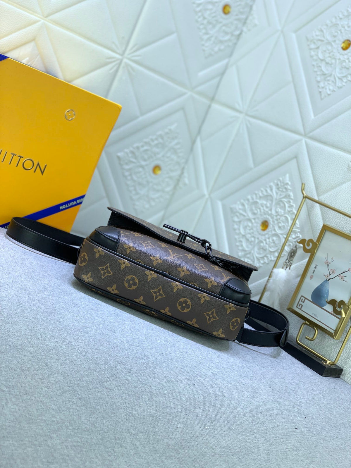 LV MESSENGER BAG