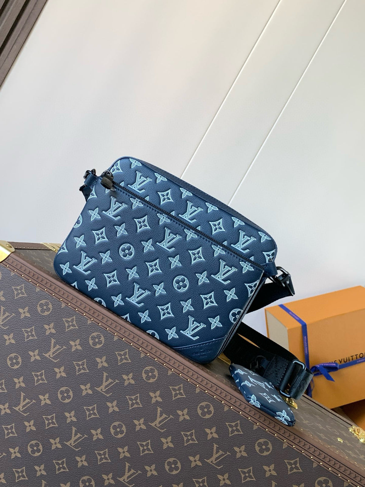 LV MESSENGER BAG