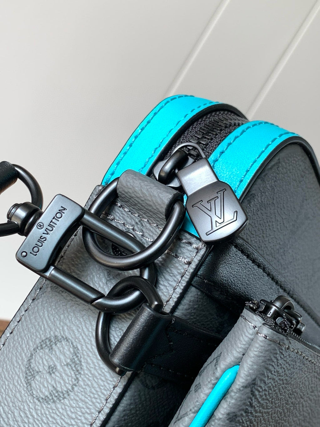 LV MESSENGER BAG