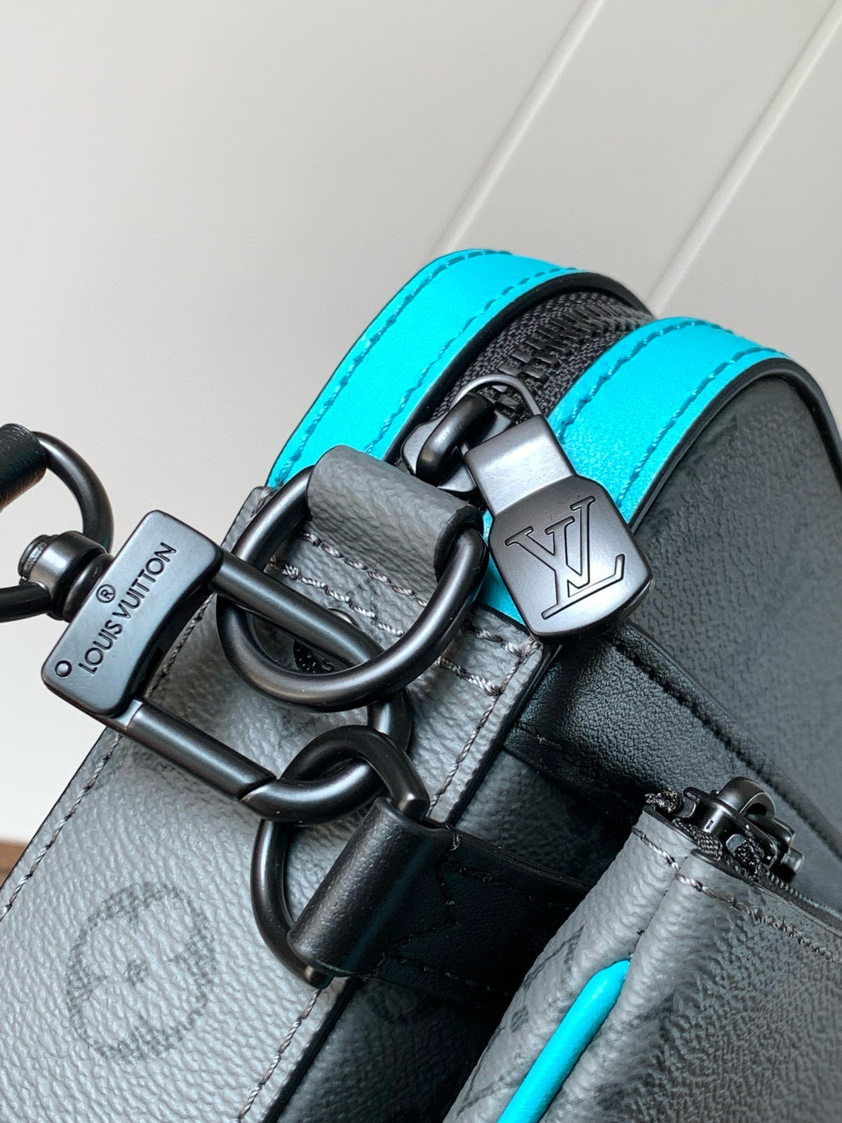LV MESSENGER BAG