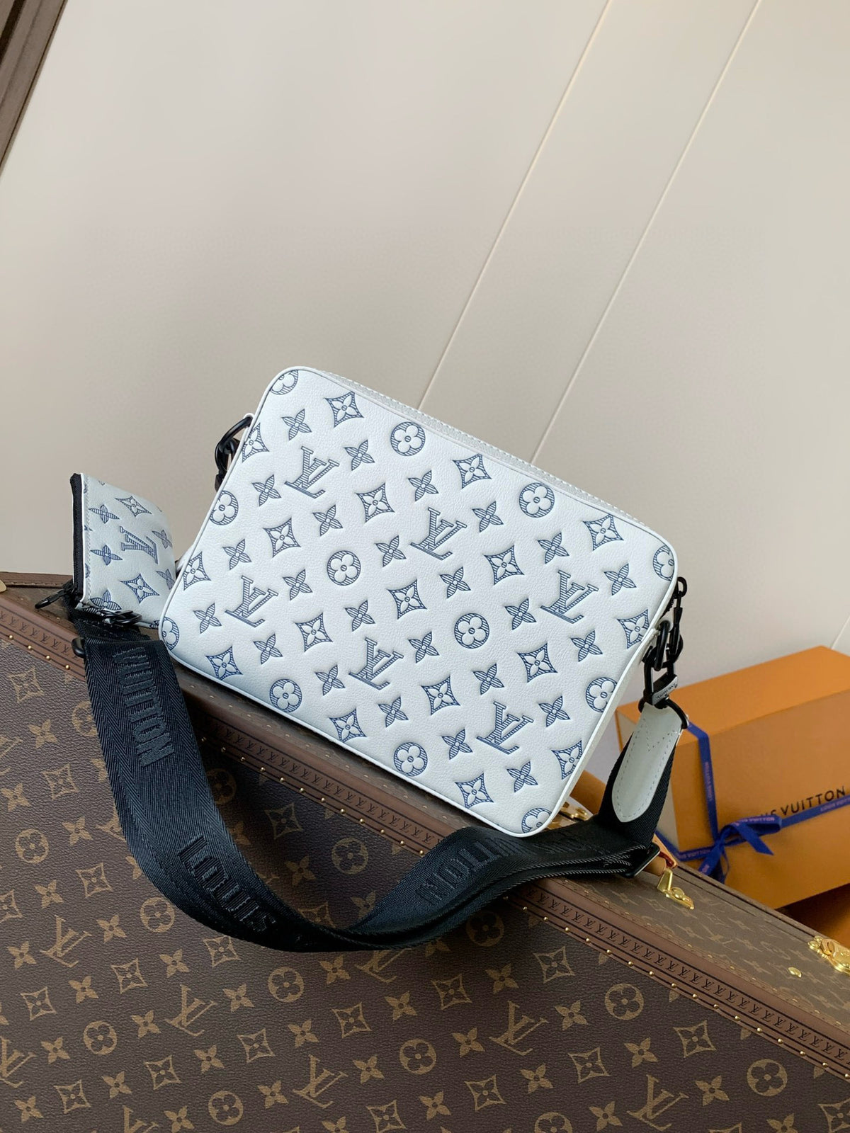 LV MESSENGER BAG