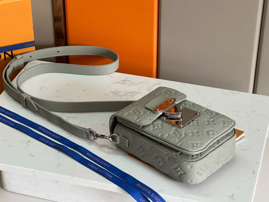 LV MESSENGER BAG